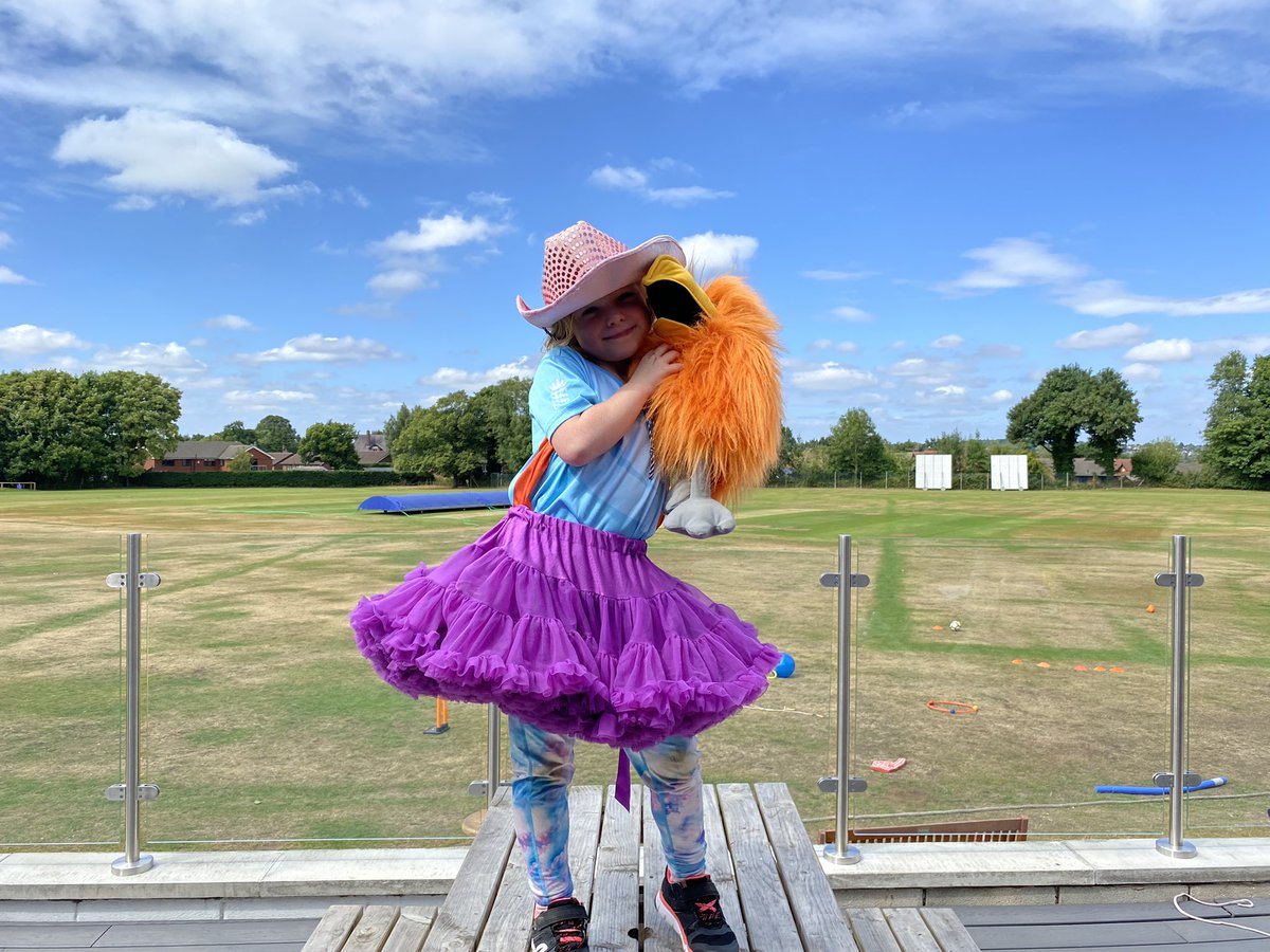 Fun__Camp's tweet photo. Photoshoot for our handmade photo frames! 📸 #FunCamp https://t.co/QCQtBj5u8h