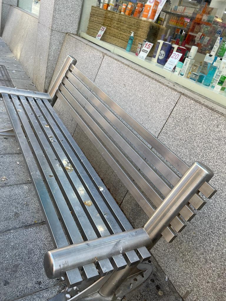 ruedito's tweet photo. @LimpiaMerida En la calle santa eulalia frente al banco santander, escaparate de perfumeria avenida https://t.co/7Rt0imOpLi