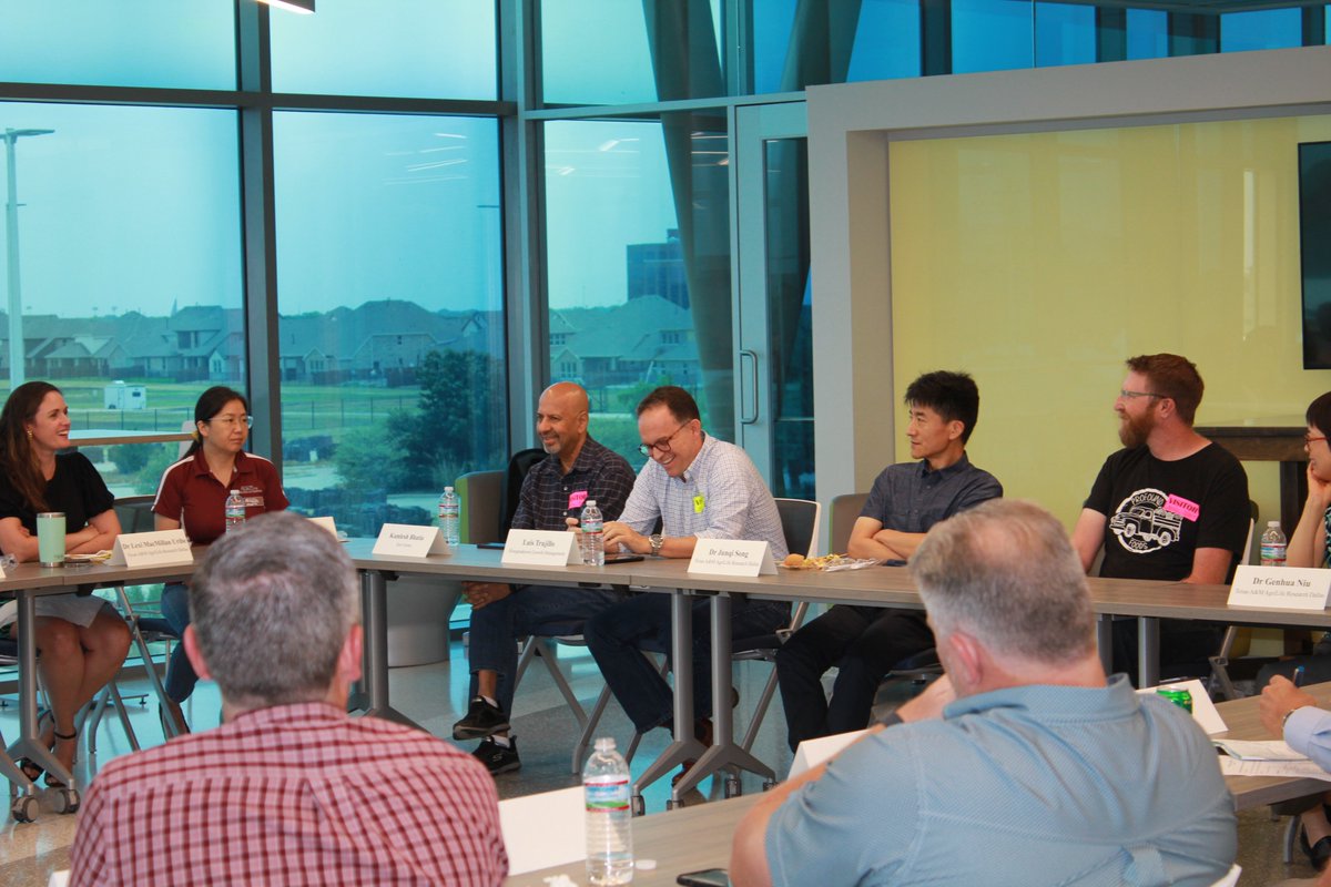 txresearch's tweet photo. It was a pleasure to host a meeting of the stakeholders of our Research and Extension Center @AgriLifeDallas this past month. #AgriLifeResearch leadership and faculty were invigorated by fruitful conversations about the future of Texas urban agriculture and sustainability! 🌱 https://t.co/Kv4eeOkBNk