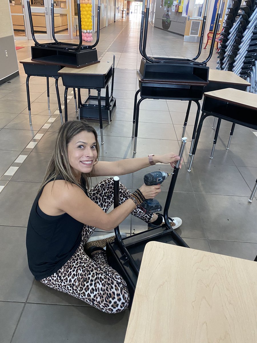 Assistant Principals wear many hats too! #whateverittakes #RISEHIGHFES 🦅 <a href="/FESeaglesAP/">Silvia Henderson</a>