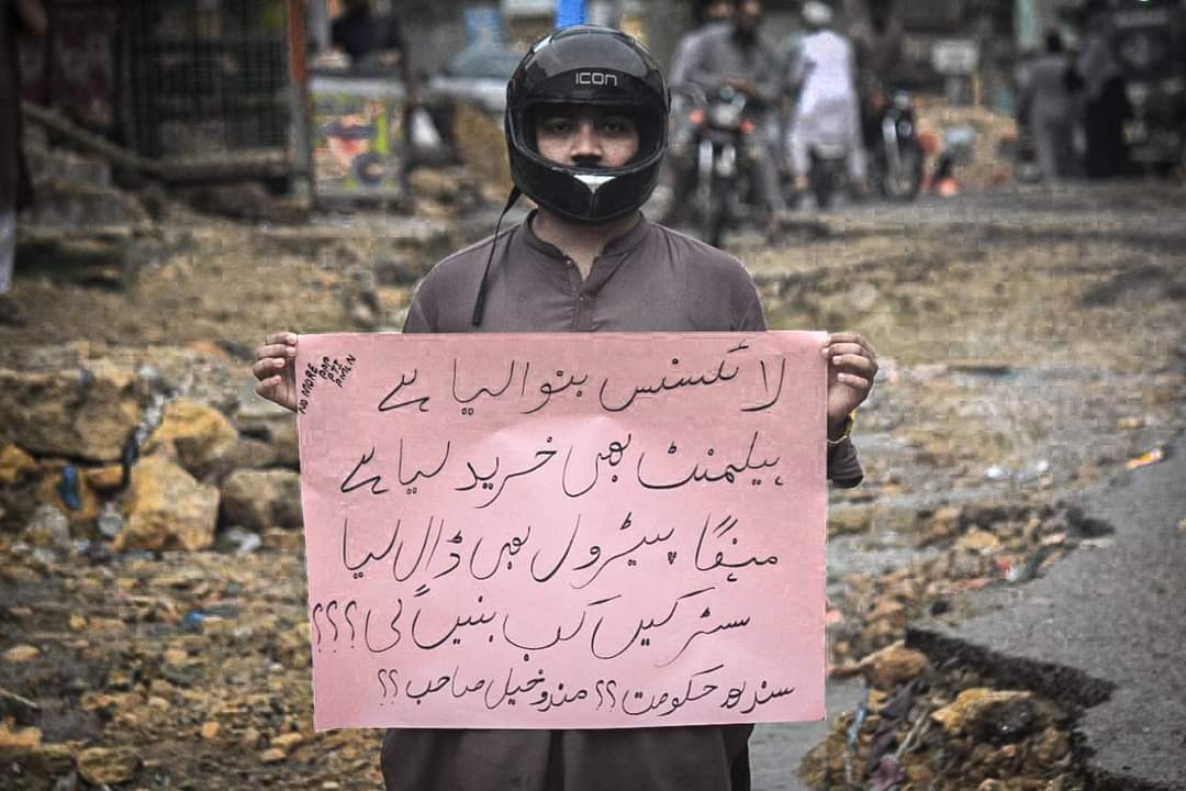 Junaid902Khan's tweet photo. لائسنس بنوا لیا ہے ہیلمنٹ بھی خرید لیا ہے
مہنگا پیٹرول بھی ڈال لیا ہے سڑکیں کب بنیں گی ؟؟ 
بلدیہ کے نوجوان کا سندھ حکومت سے سوال۔۔ https://t.co/RluF6E972k