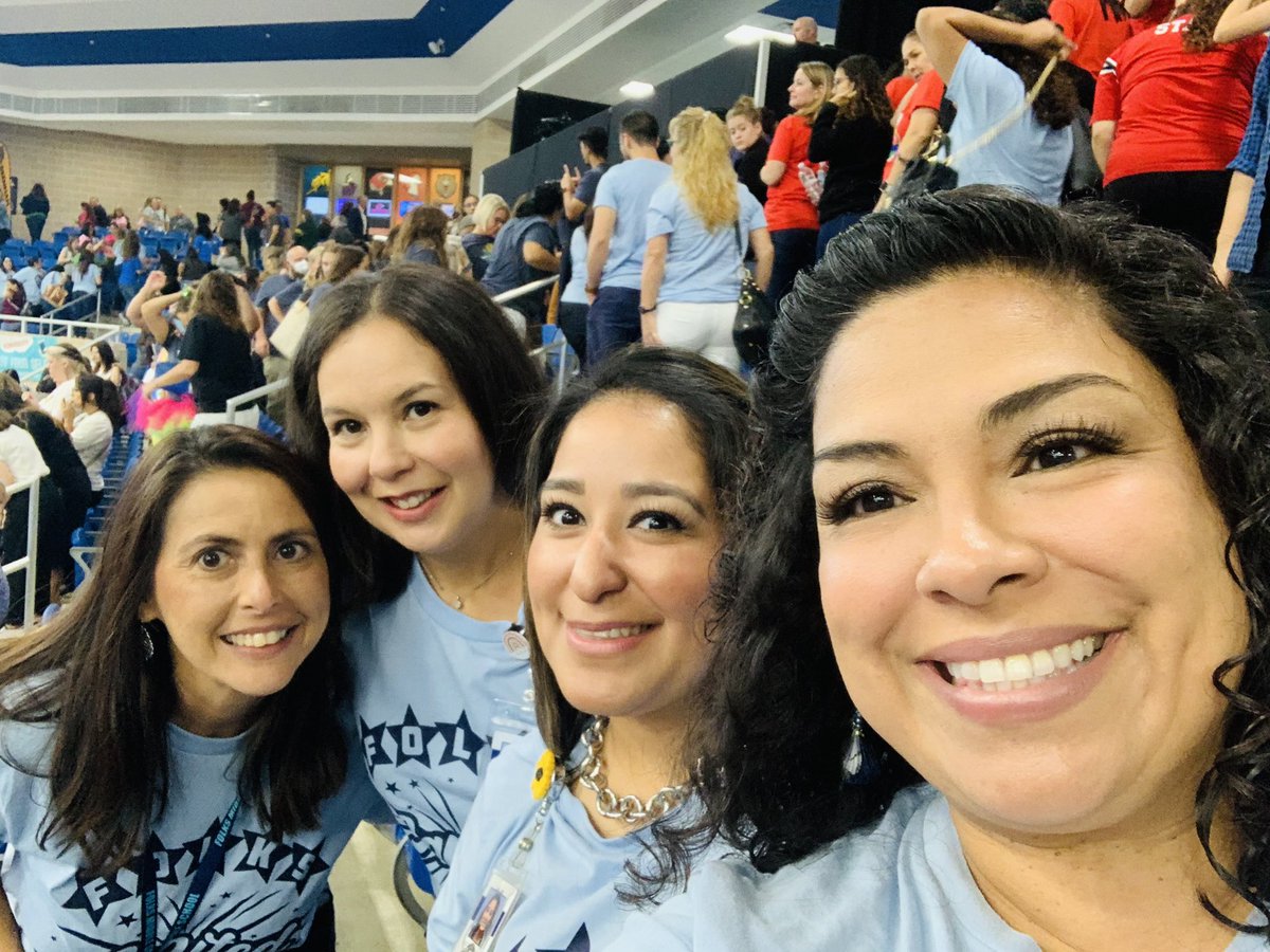 AdrianaMVeloz1's tweet photo. #NISDIgnited #NISDConvocation2022 #NISDFolks #Stallionway 🐎 https://t.co/I7lzpBDGGZ