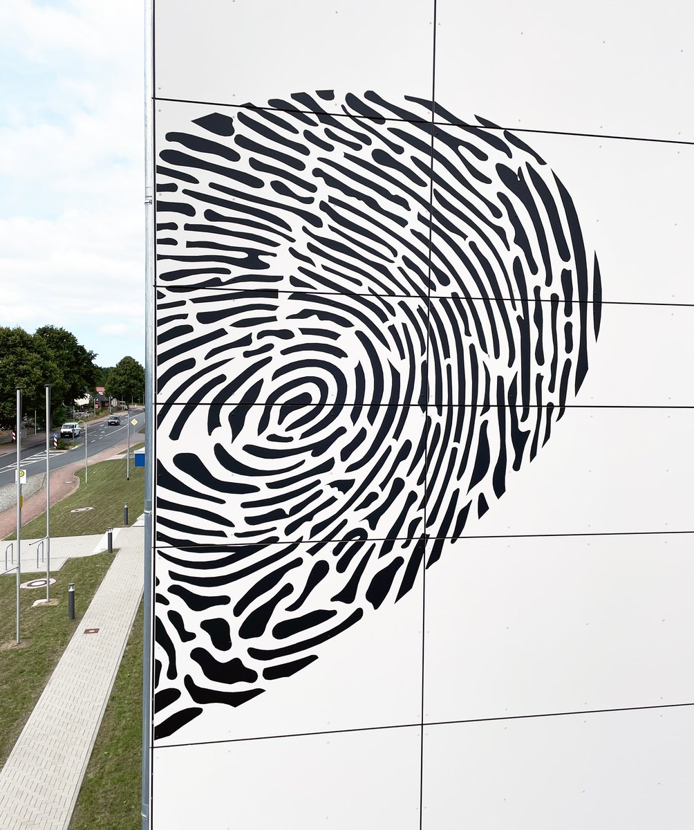 matthias_braun's tweet photo. #matthiasbraun #contemporaryart #contemporaryartist #fingerprint #publicart #kunstambau #facadeart #policestation #sanitz #rostock #facade #competition #firstprize #architecture #polizeidienstgebäude #artandarchitecture #pieromanzoni #facadeinstallation #fassade https://t.co/H1RXMvENMr