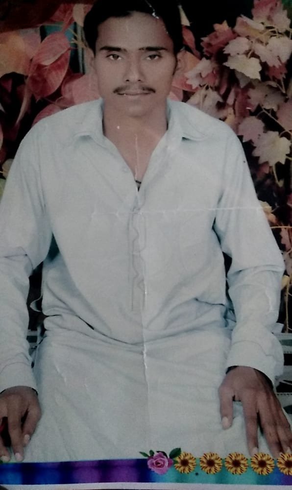 BalochNadir5's tweet photo. اطلاع گمشدگی
احمد پور شرقیہ سے تعلق رکھنے والا نوجوان طارق 11 اگست سے لاپتہ ہے۔ جسے ملے وہ اس نمبر پر اطلاع دے۔  03017746003 
اسکی والدہ کا رو رو کربرا حال ہے۔ مسیج کو ری ٹوئٹ کریں، ممکن ہے اس عمل سے یہ نوجوان گھر پہنچ جائے۔ https://t.co/wnfzRs5JU7