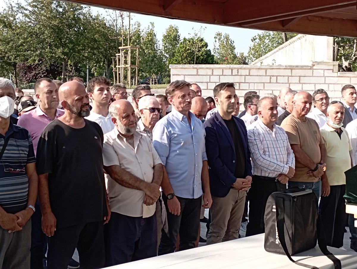Fatihtunaa's tweet photo. Belediye Başkanımız Dr. Hakan Bahadır ile birlikte, İstanbul Bahçelievler Fizik Tedavi ve Rehabilitasyon Hastanemizin Başhekimi Prof. Dr. Fatma Nur Kesiktaş Hanımefendinin kıymetli babasının cenaze namazına katıldık.

Merhuma Allah'tan rahmet, yakınlarına sabırlar diliyorum. https://t.co/RDvXUMqq67
