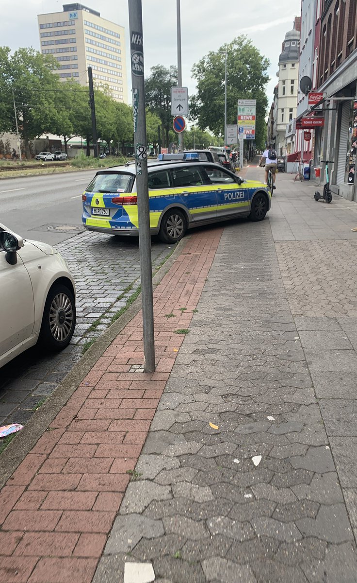 Moin <a href="/Polizei_H/">Polizei Hannover</a> könnt bitte ihr eure Kollegen/innen dafür sensibilisieren wenn es nicht eilt, auch keine Gefahr zu sein? Beide Beamten/innen saßen im Auto und kein Blaulicht. War also wohl nicht (mehr) so eilig. Und platz auch.
#andieckefanpost  <a href="/andieckeparkt/">Andi Ecke (inaktiv)</a>