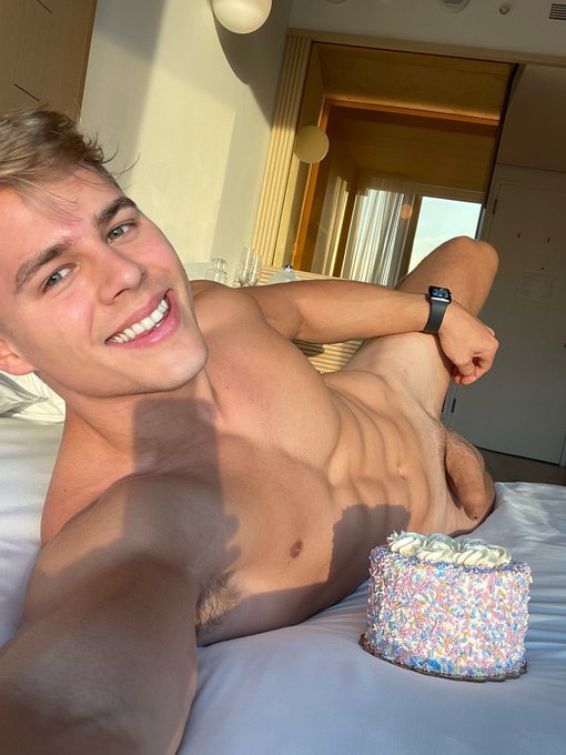 Would you like to taste @sopeachboy’s cake?? https://t.co/5ILeuP3jsh