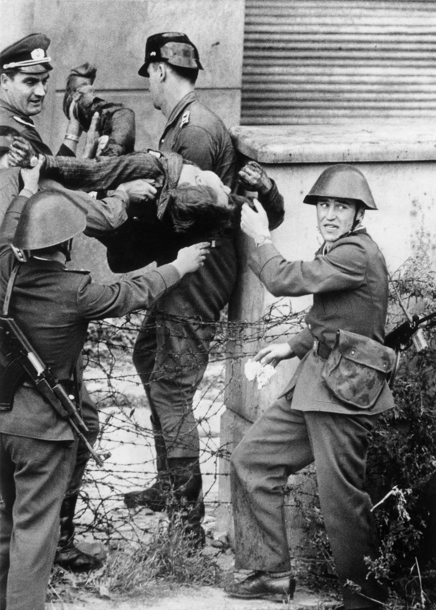 AnCapSwiss's tweet photo. Heute vor 60 Jahren wurde #PeterFechter an der 'Antifaschistischen' #BerlinerMauer erschossen!

Sein Delikt: Er wollte nicht mehr hungern und wünschte #Freiheit

Man beachte, diese Linke Regierung war damals demokratisch, legal, egalitär und sehr #Antifa

#DDR #SED https://t.co/LMn7pPHWIP