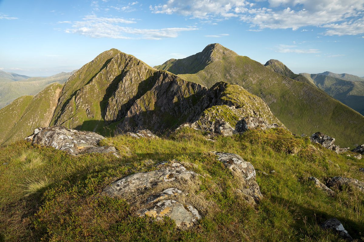Took a walk up the western side of the 5 Sisters of Kintail on Friday. Such an epic viewpoint and I can already imagine some winter light catching these snowy peaks later in the year🤞

2023 Calendar now available
simonatkinsonphotography.com/shop/2023-moun…
