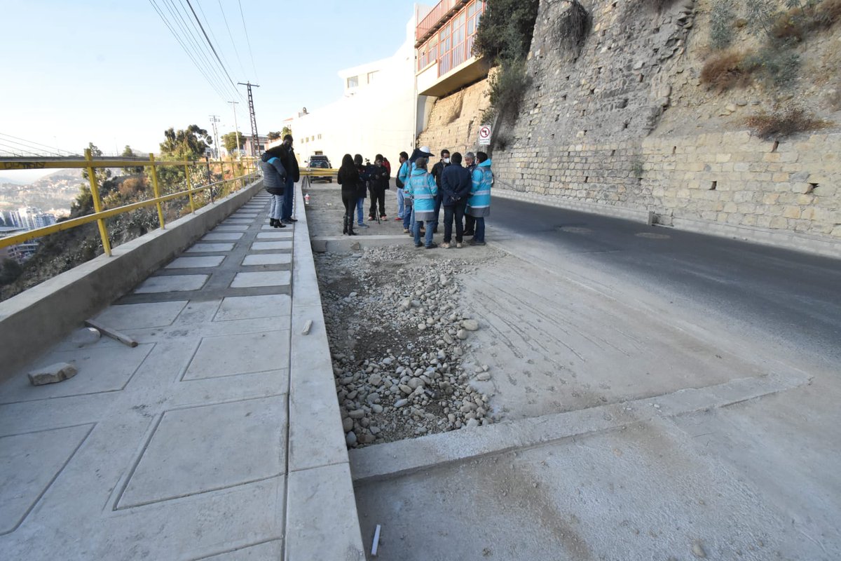 LaPazAlcaldia's tweet photo. #GAMLPInforma I La mañana de este miércoles, la #Alcaldía paceña inspeccionó la #AvDeLibertador, altura residencia presidencial, donde se trabaja para revitalizar la vía vehicular y velar por la seguridad de los ciudadanos que transitan por el sector.
#LaPazEnPaz https://t.co/KSgKYvBqxP
