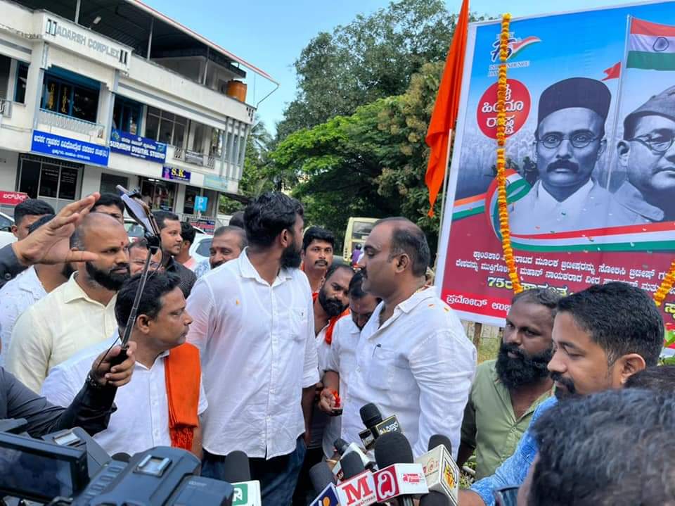 ShakirMSe's tweet photo. ಸಾವರ್ಕರ್ ವಿಷಯ ಬಿಡಿ 'ಜೈ ಹಿಂದೂ ರಾಷ್ಟ್ರ' ಎಂದು ಬ್ಯಾನರ್‌ನಲ್ಲಿ ಬರೆದಿದ್ದರೂ ಪೋಲಿಸ್ ಬ್ಯಾನರ್‌ಗೆ ಕಾವಲು ನಿಲ್ಲುತ್ತೆ, ಅದೇ ಬ್ಯಾನರ್ ಗೆ ಹಾರ ತುರಾಯಿ ಹಾಕಿ ಪೂಜಿಸಲಾಗುತ್ತೆ!
ಸಂವಿಧಾನವನ್ನು ಕಾಲ ಕಸಕ್ಕೆ ಸಮನಾಗಿಸುತಿದ್ದರೂ ಪ್ರಭುತ್ವ ಮಾತ್ರ ಕೈ ಕಟ್ಟಿ ನೋಡುತ್ತಿದೆ ಅಷ್ಟೇ.
#DemocracyUnderThreat https://t.co/ut9Sw1uSDK