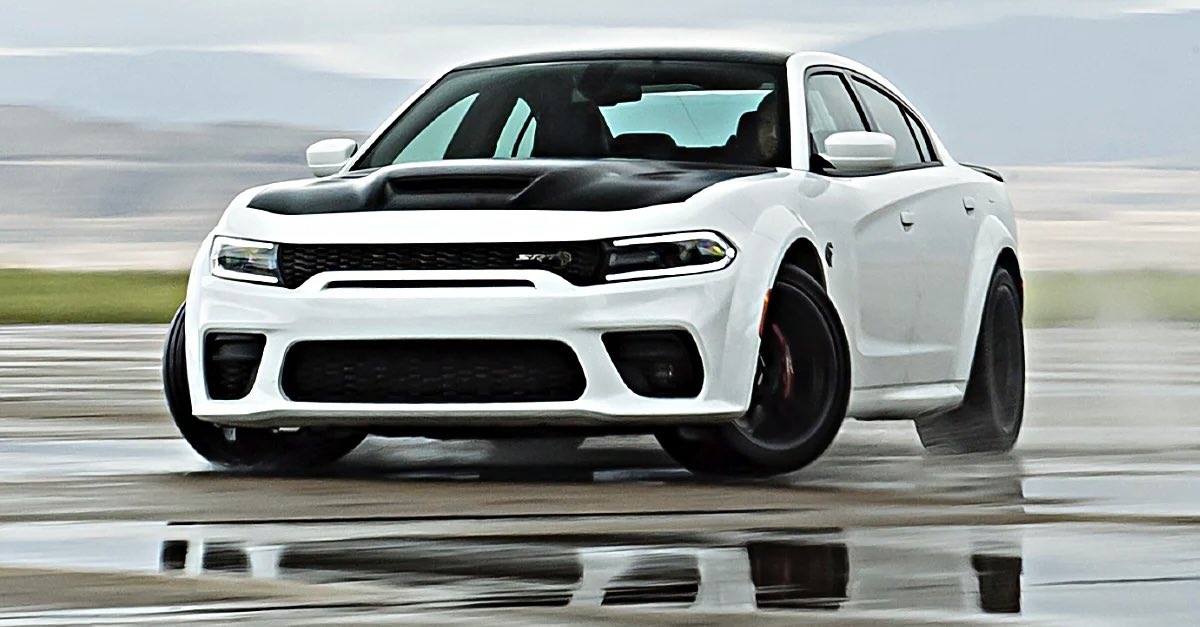 SaycheeseDGTL's tweet photo. Dodge will discontinue Challenger &amp; Charger muscle cars at the end of next year, as the brand transitions to electric vehicles. The 2023 models will have a "Last Call" plaque under the hood to commemorate its history &amp; could eventually be worth $150K https://t.co/6rLywXhhfv