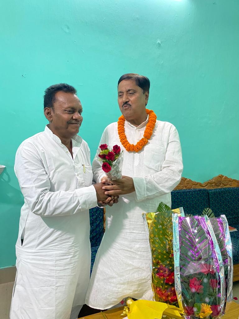SantoshSevadal's tweet photo. बिहार मंत्रिमंडल के माननीय मंत्री श्री @AfaqueKasbaMLA ,श्री मुरारी गौतम ,श्री(डा ) @AshokChoudhaary,
श्री @AlokMehtaMP
जी से मिलकर शुभ कामना देते हुए।
@INCIndia https://t.co/qx1xsvAisM