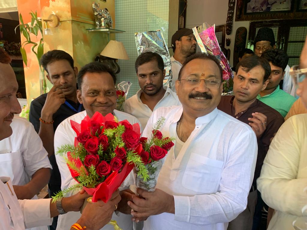 SantoshSevadal's tweet photo. बिहार मंत्रिमंडल के माननीय मंत्री श्री @AfaqueKasbaMLA ,श्री मुरारी गौतम ,श्री(डा ) @AshokChoudhaary,
श्री @AlokMehtaMP
जी से मिलकर शुभ कामना देते हुए।
@INCIndia https://t.co/qx1xsvAisM