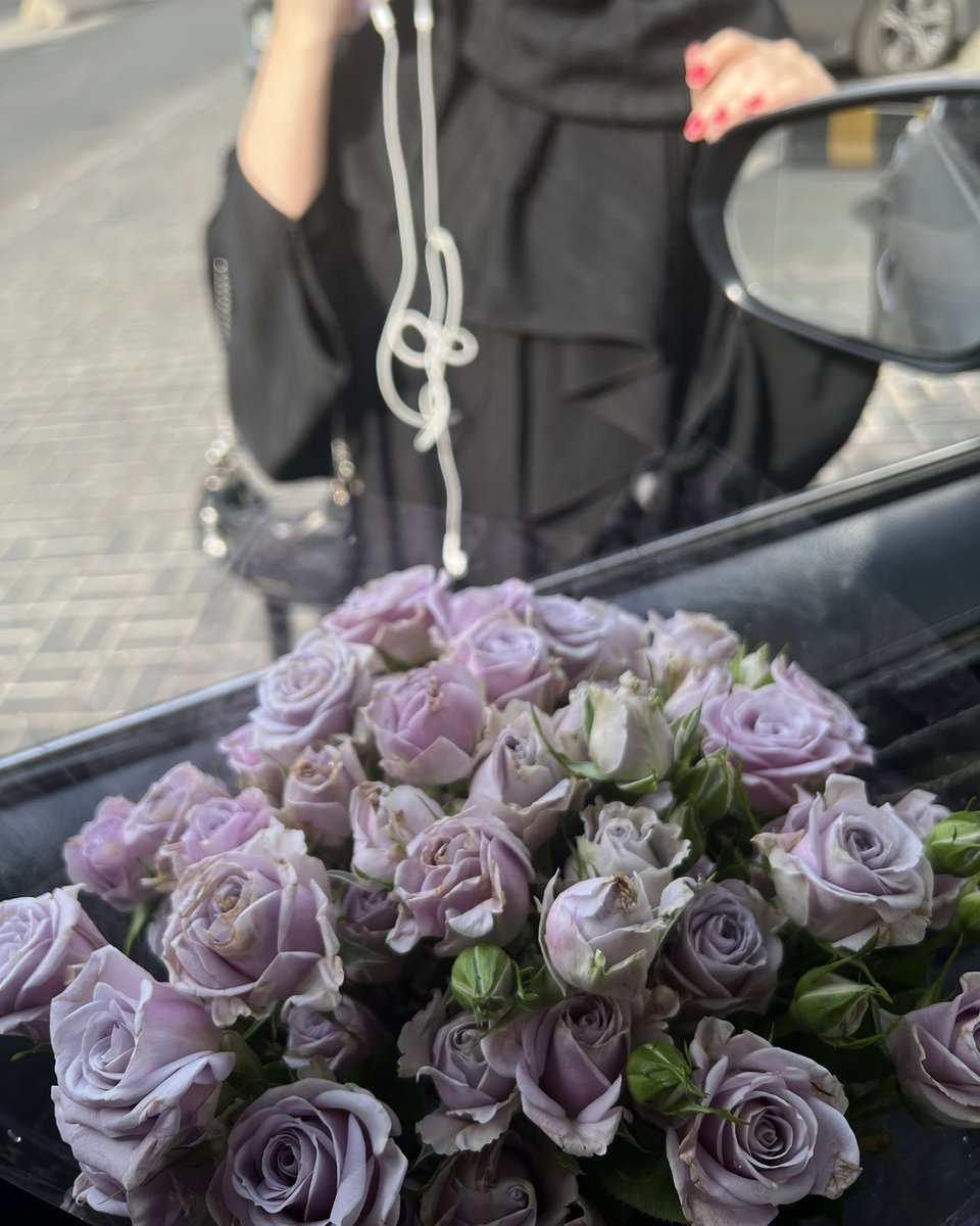 nuheih's tweet photo. اليوم كنّا بمطعم، وبالصدفة متابعة عرفت يدين أمي وراحت اشترت لي ورد بنفسجي وسلّمت 😭💜 يا ربي الموقف مخليني أبتسم من العصر للحين https://t.co/tR68sqUUaZ