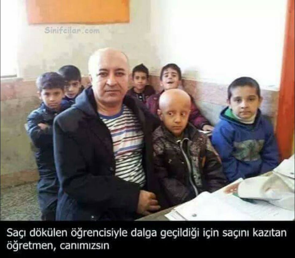 Seyfullahfrt's tweet photo. Öğretmen uzmandır. Saçları dökülen öğrencisi üzülmesin diye kendi saçlarını da kestiren can öğretmen.
#mebitibarımadokunma https://t.co/q1FUswmeTn