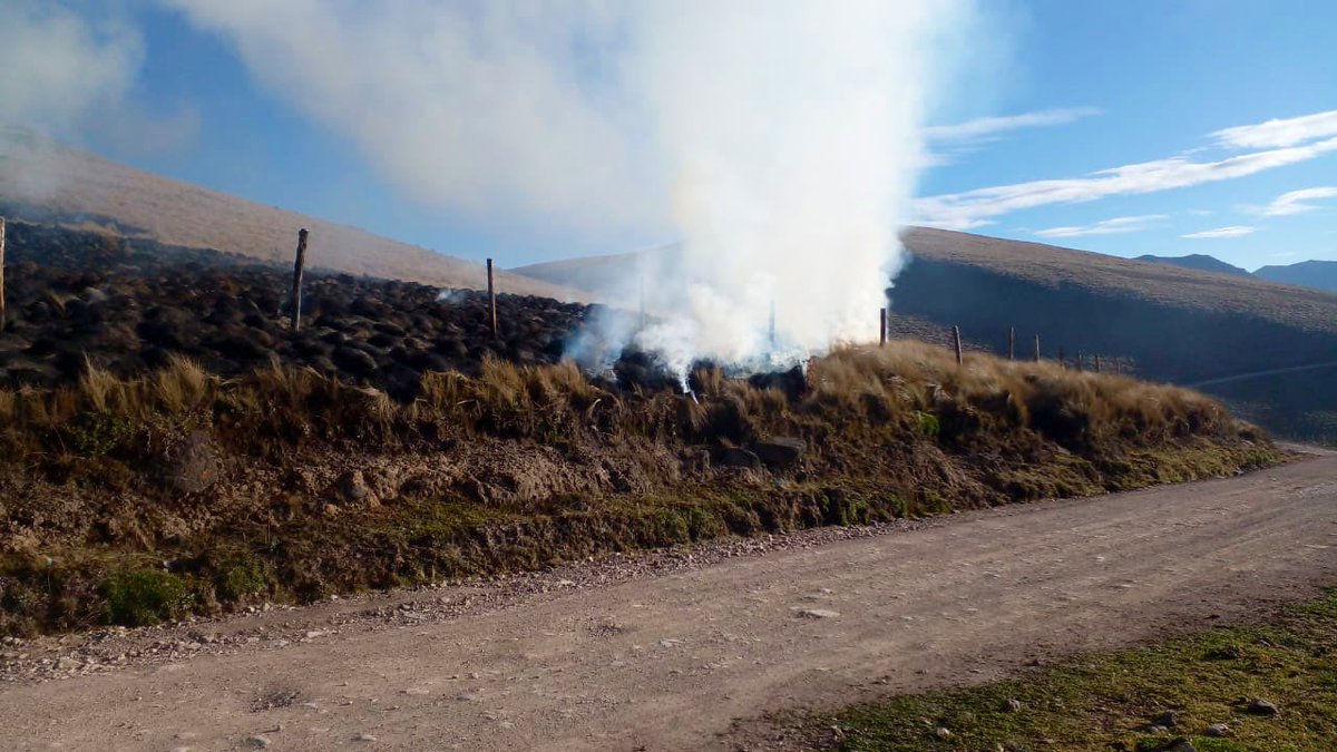 NuevoTiempoCue's tweet photo. #ATENCIÓN
Se registra incendio forestar en el sector de Cancan, parroquia #Cuacha, de acuerdo a @Bomberos_Cuenca
el fuego afecta a un área de 20 hectáreas aproximadamente; se trata de vegetación tipo pajonal.

📸 @ECU911Austro https://t.co/4txRRgPUgm