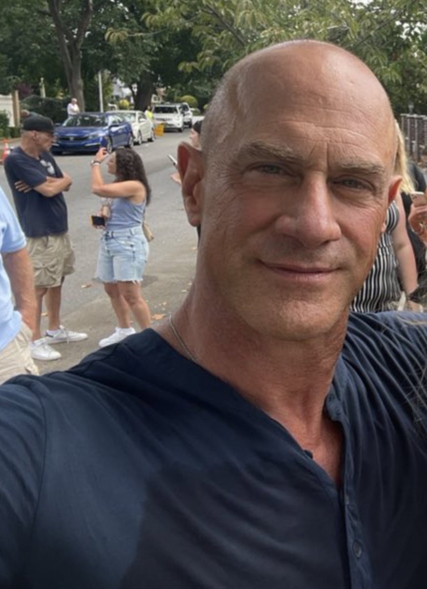 MeloniProject's tweet photo. Christopher Meloni at SVU set today with fans! https://t.co/vRMtX2ZKCo