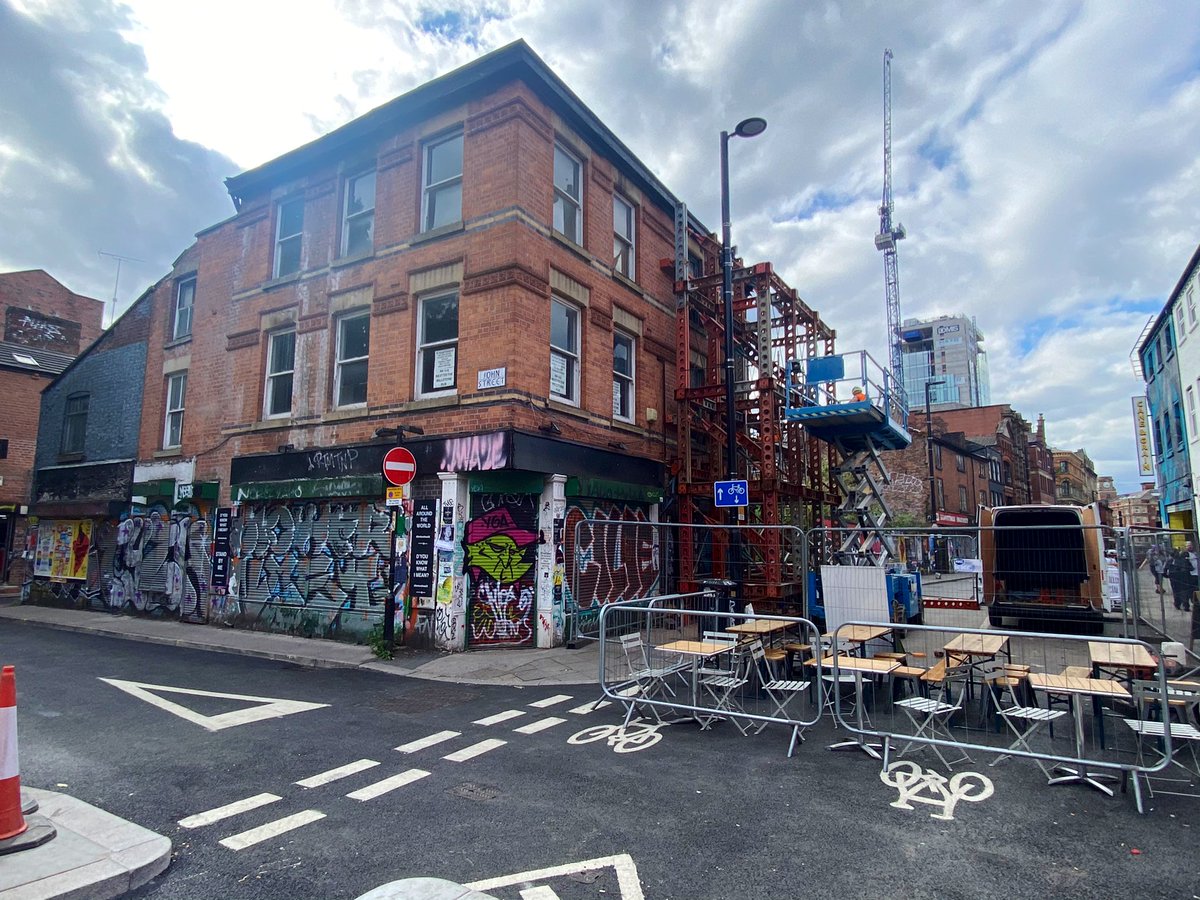 Pretty sure some academic will write a paper called ‘Fluctuating Urban Configuration - Tactical Urbanism Putrefaction’ ... citing Thomas Street NQ4 as a pioneering ‘lieu d'inspiration’
