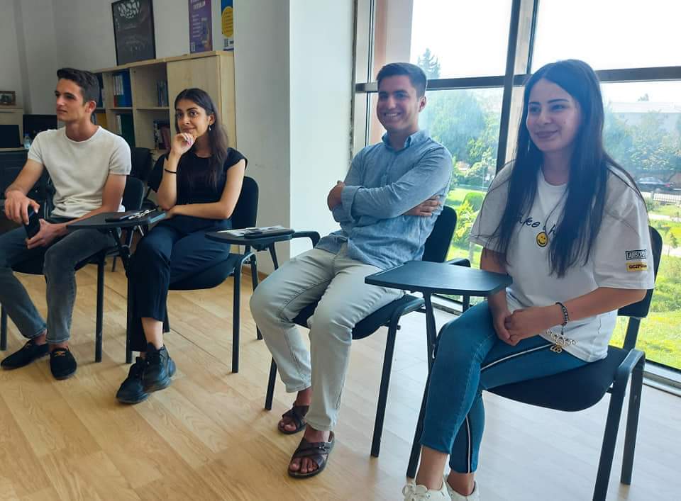 lenkeran_astara's tweet photo. 🇬🇧 Bu dəfə ingilis dilində müzakirə mövzumuz "Motivasiya" oldu.
👩🏫 #GəncimİZ Nuranə Əliyevanın mentorluğu ilə gənclər mövzu üzrə müzakirə aparıb, xarici dil vərdişlərini inkişaf etdirməyə çalışıblar.
#AzGF #GİKM #LənkəranGİKM #LənkəranGəncləri #conversationclub #ingilisdili https://t.co/qsiJO2wDAr