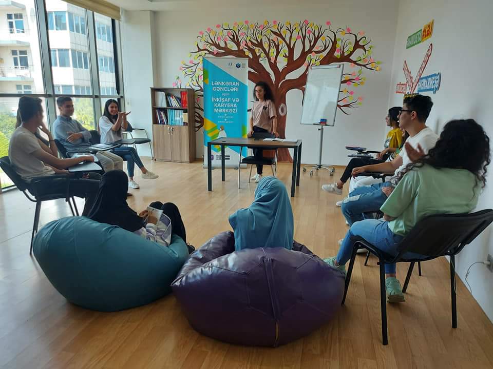 lenkeran_astara's tweet photo. 🇬🇧 Bu dəfə ingilis dilində müzakirə mövzumuz "Motivasiya" oldu.
👩🏫 #GəncimİZ Nuranə Əliyevanın mentorluğu ilə gənclər mövzu üzrə müzakirə aparıb, xarici dil vərdişlərini inkişaf etdirməyə çalışıblar.
#AzGF #GİKM #LənkəranGİKM #LənkəranGəncləri #conversationclub #ingilisdili https://t.co/qsiJO2wDAr