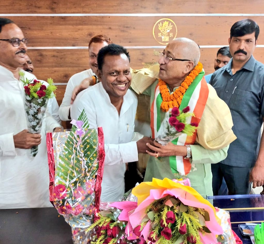 SantoshSevadal's tweet photo. बिहार मंत्रिमंडल के माननीय उद्योग
मंत्री श्री @samirmahaseth_  जी
से मिलकर शुभ कामना दिया।। https://t.co/hzedoJtoVa
