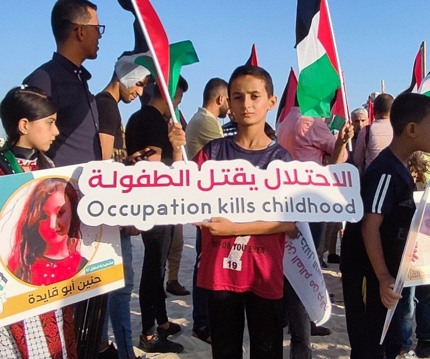 TalalNabih's tweet photo. أطول منحوتة رملية على شاطئ بحر غزة تضمنت أسماء الأطفال الشهداء  الذين ارتقوا خلال العدوان الإسرائيلي الأخير على #غزة.

#غزة_تحت_القصف 
#اطفال_فلسطين https://t.co/3NmgqC3jdj
