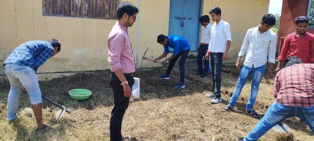 NSSPithora's tweet photo. "Swachhata Pakhwada" Program organized by NSS Govt. College Pithora

#plantations
#horticulture @askabir_ @ConnectingNss @_NSSIndia @NSSRDBhopal @NssrdB @NssChhattisgarh @PMOIndia  @SamarendraS21 @YASMinistry  @_NSSAwards @AgriGoI https://t.co/sVV0aHqKke