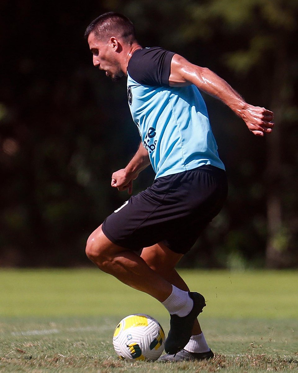 Botafogo's tweet photo. Meu escolhido Gabriel Pires em ação ⚽️💪🏾 #VamosBOTAFOGO https://t.co/0pCNL2JZLs