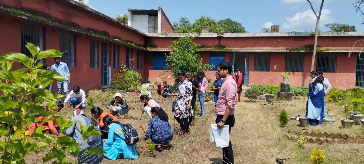 NSSPithora's tweet photo. "Swachhata Pakhwada" Program organized by NSS Govt. College Pithora

#plantations
#horticulture @askabir_ @ConnectingNss @_NSSIndia @NSSRDBhopal @NssrdB @NssChhattisgarh @PMOIndia  @SamarendraS21 @YASMinistry  @_NSSAwards @AgriGoI https://t.co/sVV0aHqKke