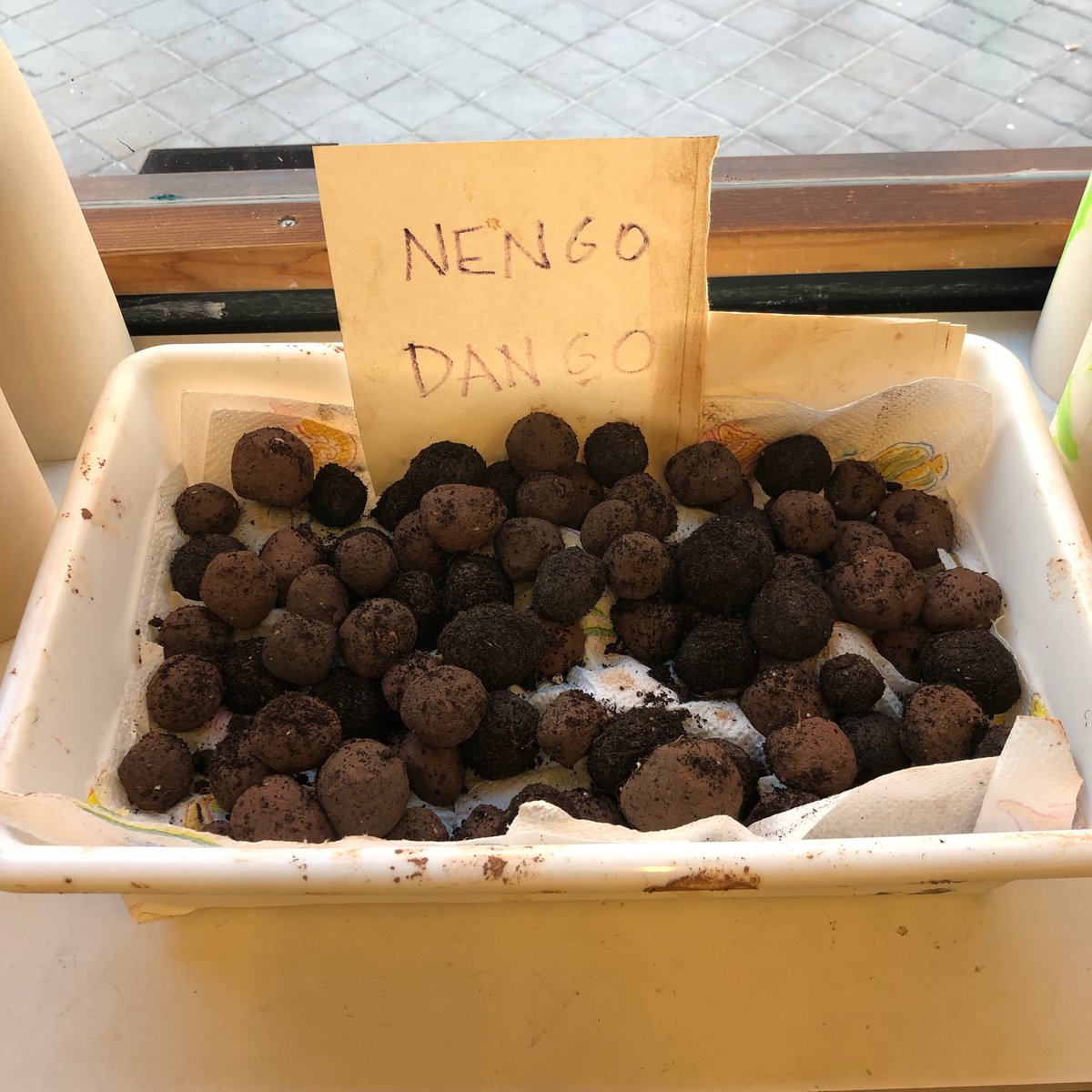 KaribuAsoc's tweet photo. ☀️SUGERENCIAS DE #VERANO : taller de #BOMBASDEVIDA o #NENGODANGO para cuidar el planeta.
Arcilla seca en polvo/5 partes
Compost/ 3 partes
Semillas/ 1 parte
Agua
MEZCLAR, HACER BOLAS CON LAS MANOS, DEJAR SECAR Y LANZAR EN UN LUGAR EROSIONADO para que germinen cuando llueva https://t.co/GuaRyjbxY7