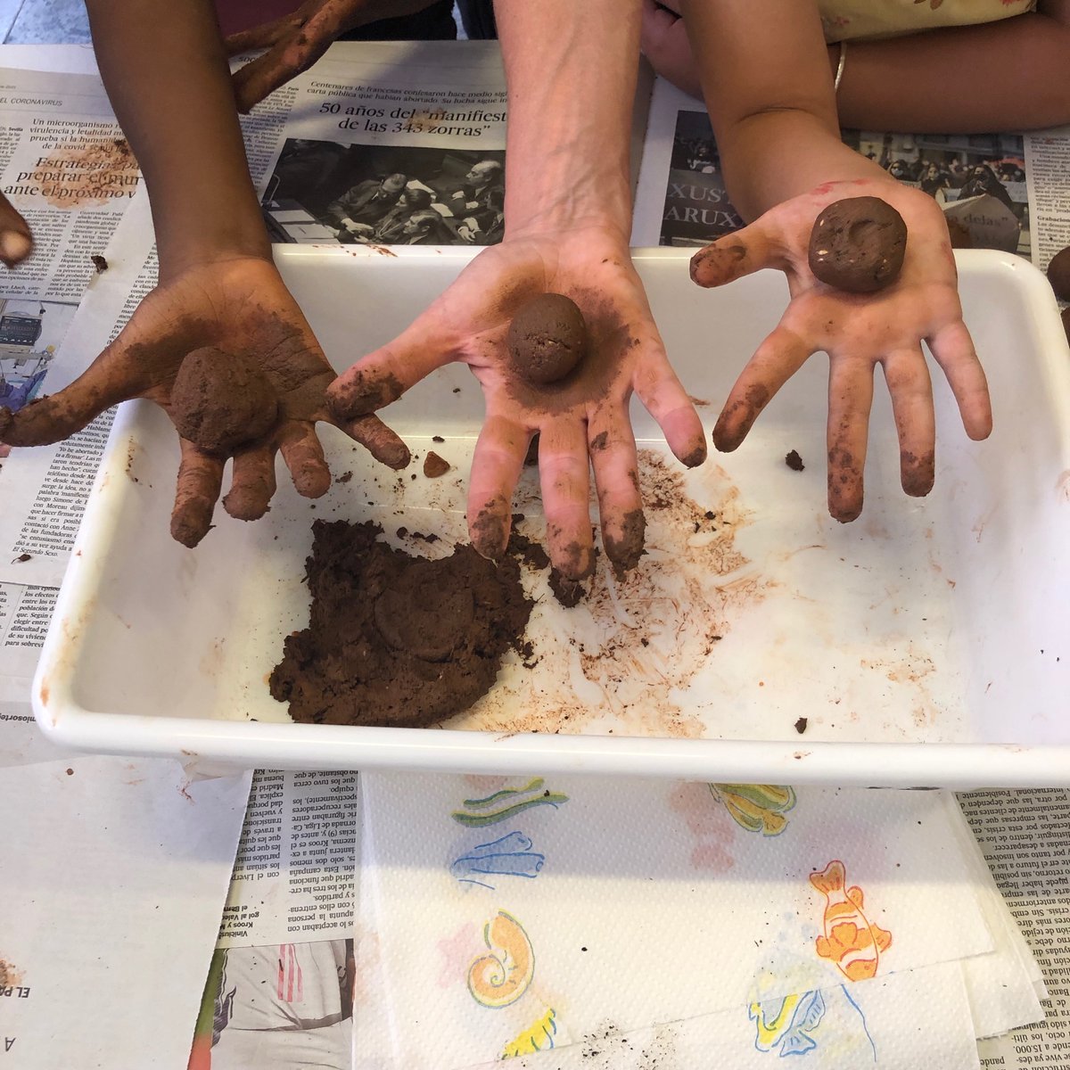 KaribuAsoc's tweet photo. ☀️SUGERENCIAS DE #VERANO : taller de #BOMBASDEVIDA o #NENGODANGO para cuidar el planeta.
Arcilla seca en polvo/5 partes
Compost/ 3 partes
Semillas/ 1 parte
Agua
MEZCLAR, HACER BOLAS CON LAS MANOS, DEJAR SECAR Y LANZAR EN UN LUGAR EROSIONADO para que germinen cuando llueva https://t.co/GuaRyjbxY7