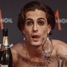 ⸙͎۪۫｡˚۰˚Olá, eu sou o Damiano David.
Tenho 23 anos, sou cantor, compositor e pai de pet.
Aqui eu vou contar um pouquinho da minha vida para vocês, espero que gostem de me acompanhar.
P.S: Tentarei ao máximo, ser interpretativo.