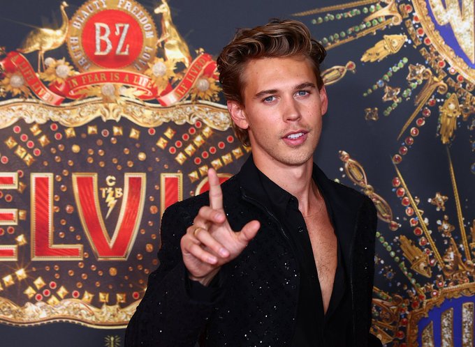  Happy birthday to the icon Austin Butler!  Wishing to him to have a bright future. 