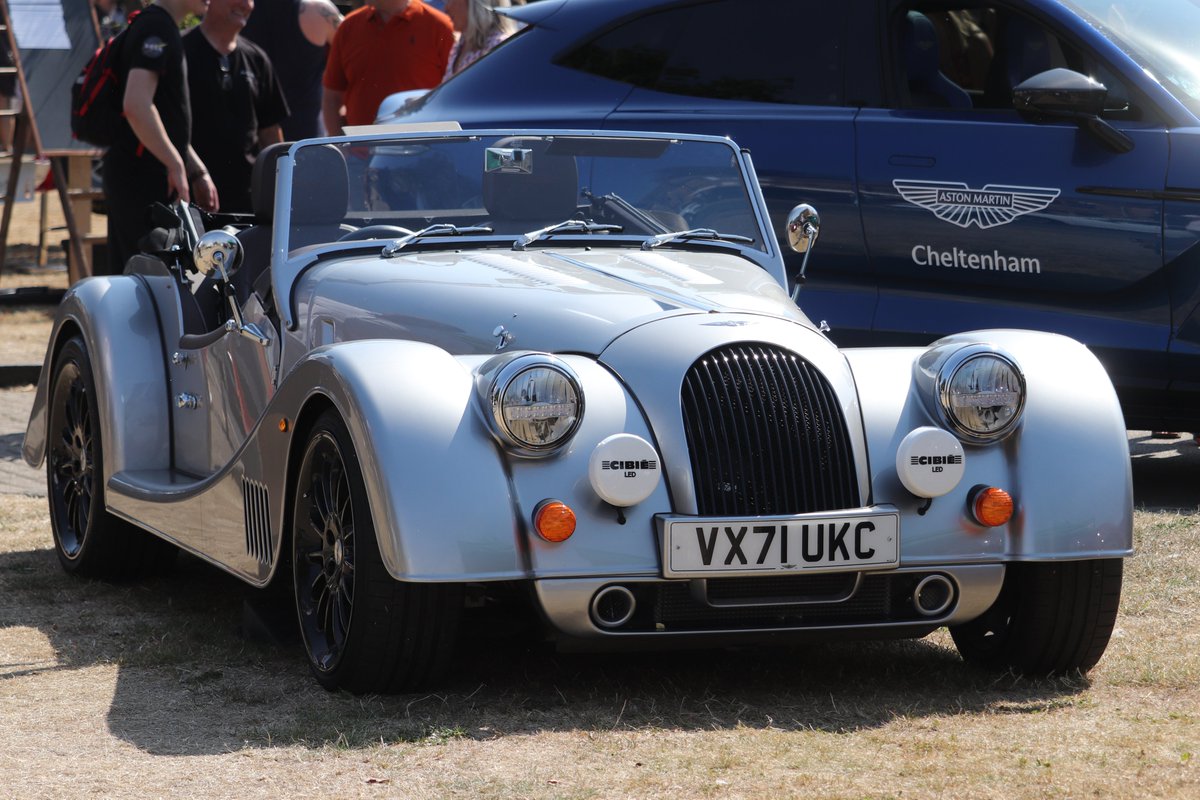 ianham_'s tweet photo. Braved the sun surface temperatures to look at some shiny things at the Broadway Car Show at the weekend https://t.co/OF8C9PfsPd