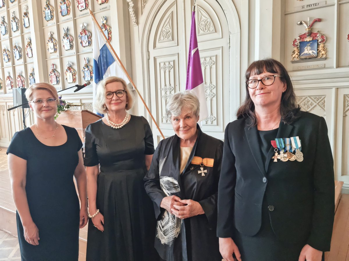 Maanpuolustusnaisten Liitto onnittelee 25-vuotiasta Naisten Valmiusliittoa! Juhlaseminaarissa koolla <a href="/Valmiusliitto/">NaistenValmiusliitto</a> puheenjohtajisto 1. vpj. @RiittaBjorn, pj. <a href="/paularisikko/">Paula Risikko</a>, kunniapuheenjohtaja Elisabeth Rehn ja 2. vpj. Mervi Liimatainen, <a href="/MerviLii/">Mervi Liimatainen</a>. "Kaiken varalta."