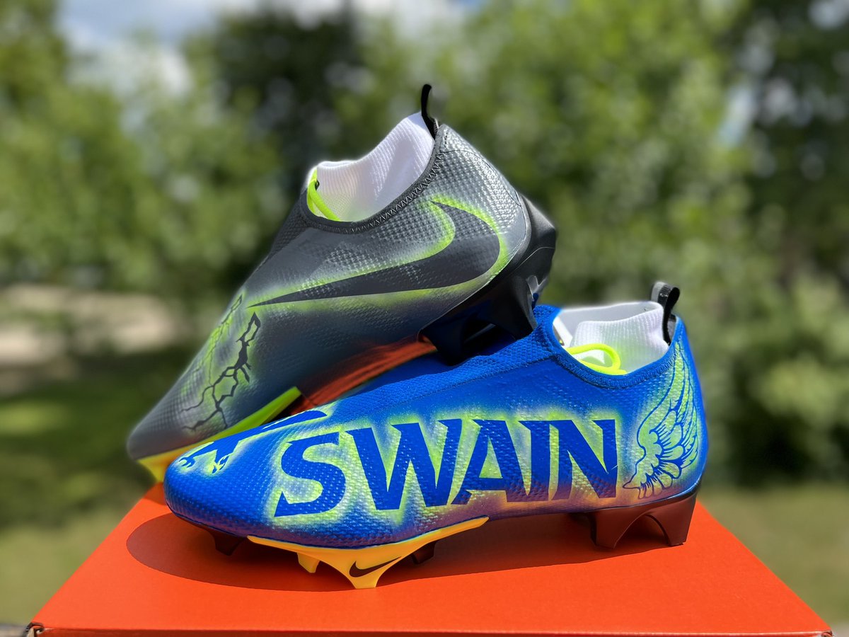 FGBSportsPhotos's tweet photo. I never proclaimed to be the goat at anything I have ever done. I always been humbled and satisfied with the smiles on the faces. BUT THESE RIGHT HERE.   THESE RIGHT HERE.  THEEEEEEESE RIGHT HERE. STANDING OVATION.  
#FGBTHEBRAND
#COMINGTOAFIELDNEARYOU
#THELUE 
#LUTHERANEAST https://t.co/maUqTdbXx1