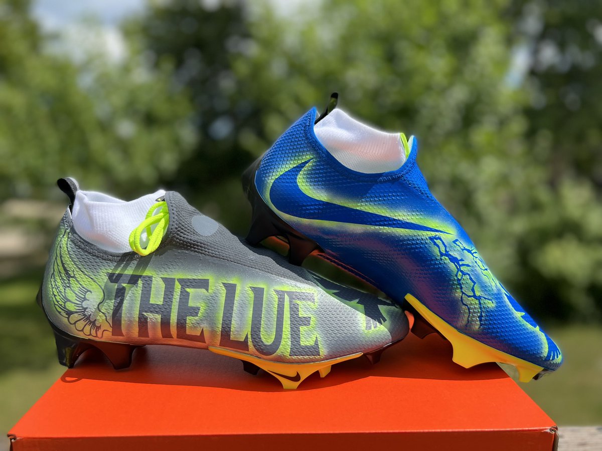 FGBSportsPhotos's tweet photo. I never proclaimed to be the goat at anything I have ever done. I always been humbled and satisfied with the smiles on the faces. BUT THESE RIGHT HERE.   THESE RIGHT HERE.  THEEEEEEESE RIGHT HERE. STANDING OVATION.  
#FGBTHEBRAND
#COMINGTOAFIELDNEARYOU
#THELUE 
#LUTHERANEAST https://t.co/maUqTdbXx1