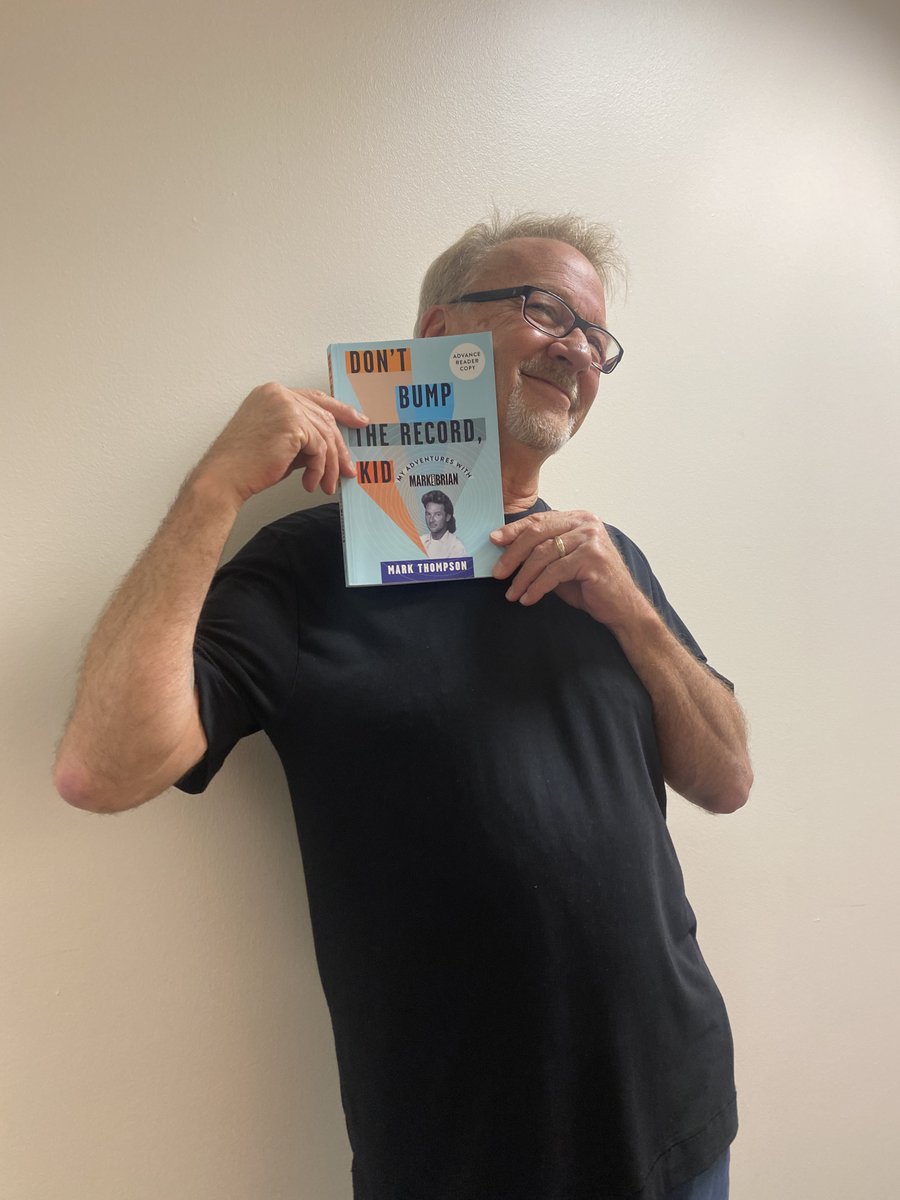 955KLOS's tweet photo. Such a treat having the legendary #MarkThompson back on KLOS this morning w/ @heidiandfrank_ ⚡️⚡️ We love these BookMARKS 😂 Check out Mark’s new book “Don’t Bump The Record Kid. My Adventures With Mark And Brian,” which you can order on https://t.co/Zq1mWCqdu6.
#MarkAndBrian https://t.co/kebSmenO2L
