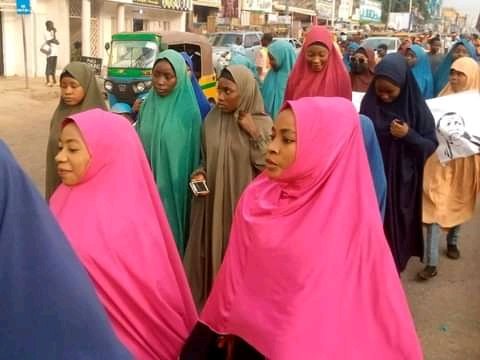 Alshirazy_313's tweet photo. The brothers and sisters disciples of Sheikh Zakzaky in Kaduna have held #ReleaseZakzakyPassport protest demanding the @MBuhari administration to grant Sheikh Zakzaky and his wife their international passport so that he can travel abroad to seek their failing health.

@elrufai https://t.co/6ZDZbwND8K