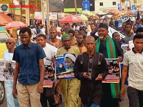 Alshirazy_313's tweet photo. The brothers and sisters disciples of Sheikh Zakzaky in Kaduna have held #ReleaseZakzakyPassport protest demanding the @MBuhari administration to grant Sheikh Zakzaky and his wife their international passport so that he can travel abroad to seek their failing health.

@elrufai https://t.co/6ZDZbwND8K