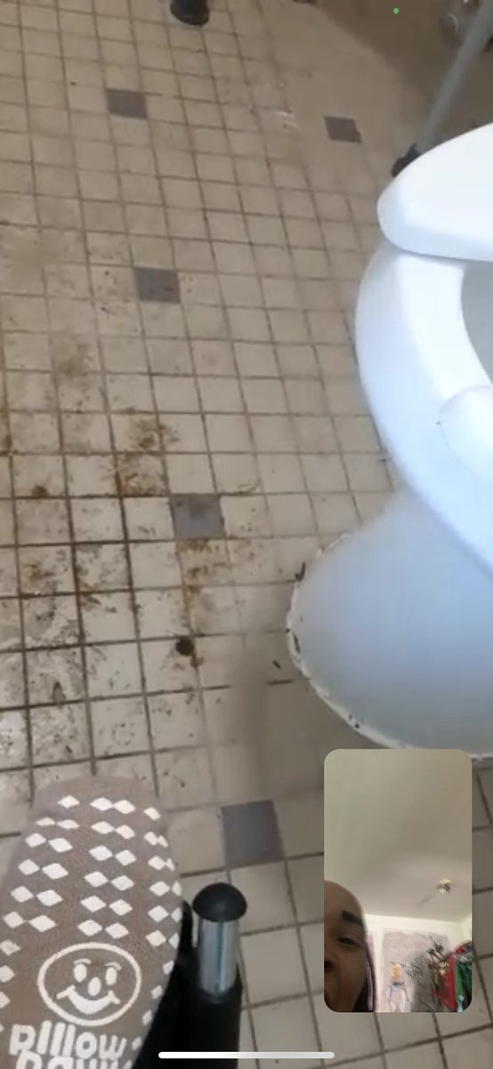 Tyeakia's tweet photo. @Bethesda_Proj 
Bethseda homeless project 
1917 Oxford St North Philly
Is ABUSING the Elderly Handicapped Homeless residents  unsanitary conditions theft of socks T shirts by staff  verbal abuse starvation bedbugs COVID-19 Please investigate https://t.co/7LotEN5HXf