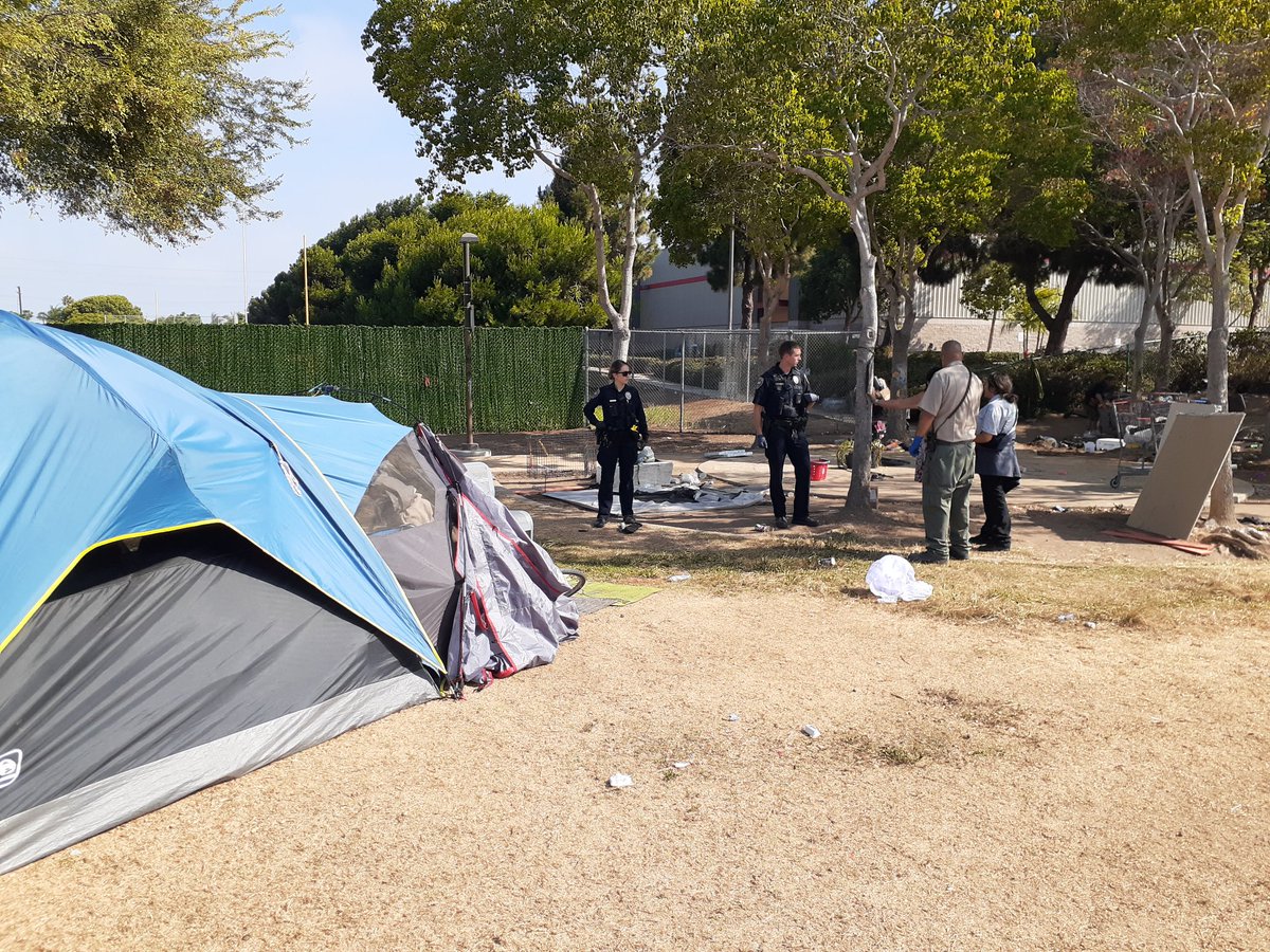 HomelessnessSD's tweet image. .@thinkchulavista conducting a homeless community sweep in a park that&apos;s been home to about 100 people.