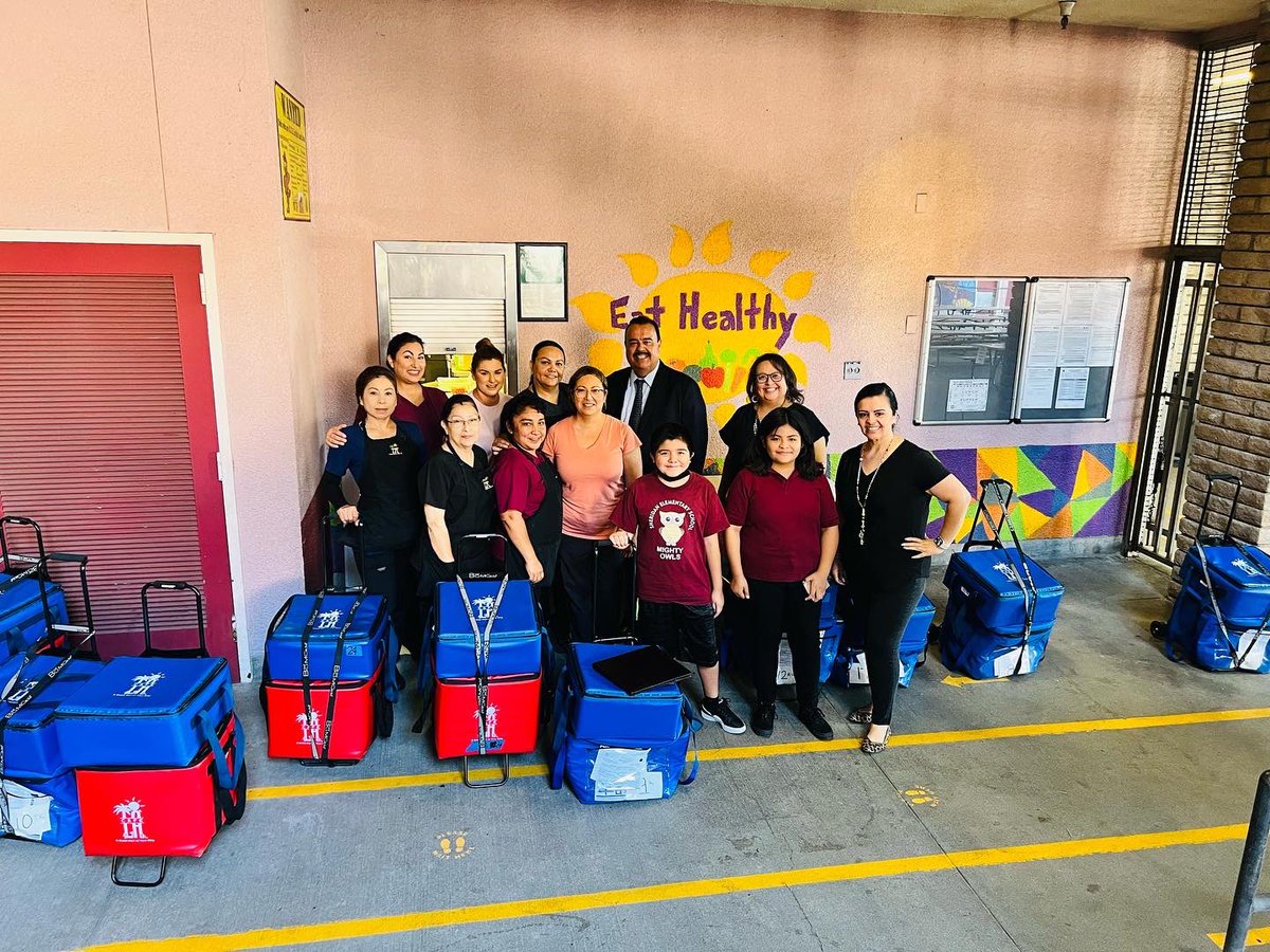 LASchoolsEast's tweet photo. #SheridanStreetElementarySchool students are excited to be back in school, and Principal Saldaรฑa and cafeteria staff are working together to meet their needs. Go Owls!
#FirstWeekOfSchool #ReadyForTheWorld #CommittedToStudentSuccess https://t.co/Sit3Urq01D