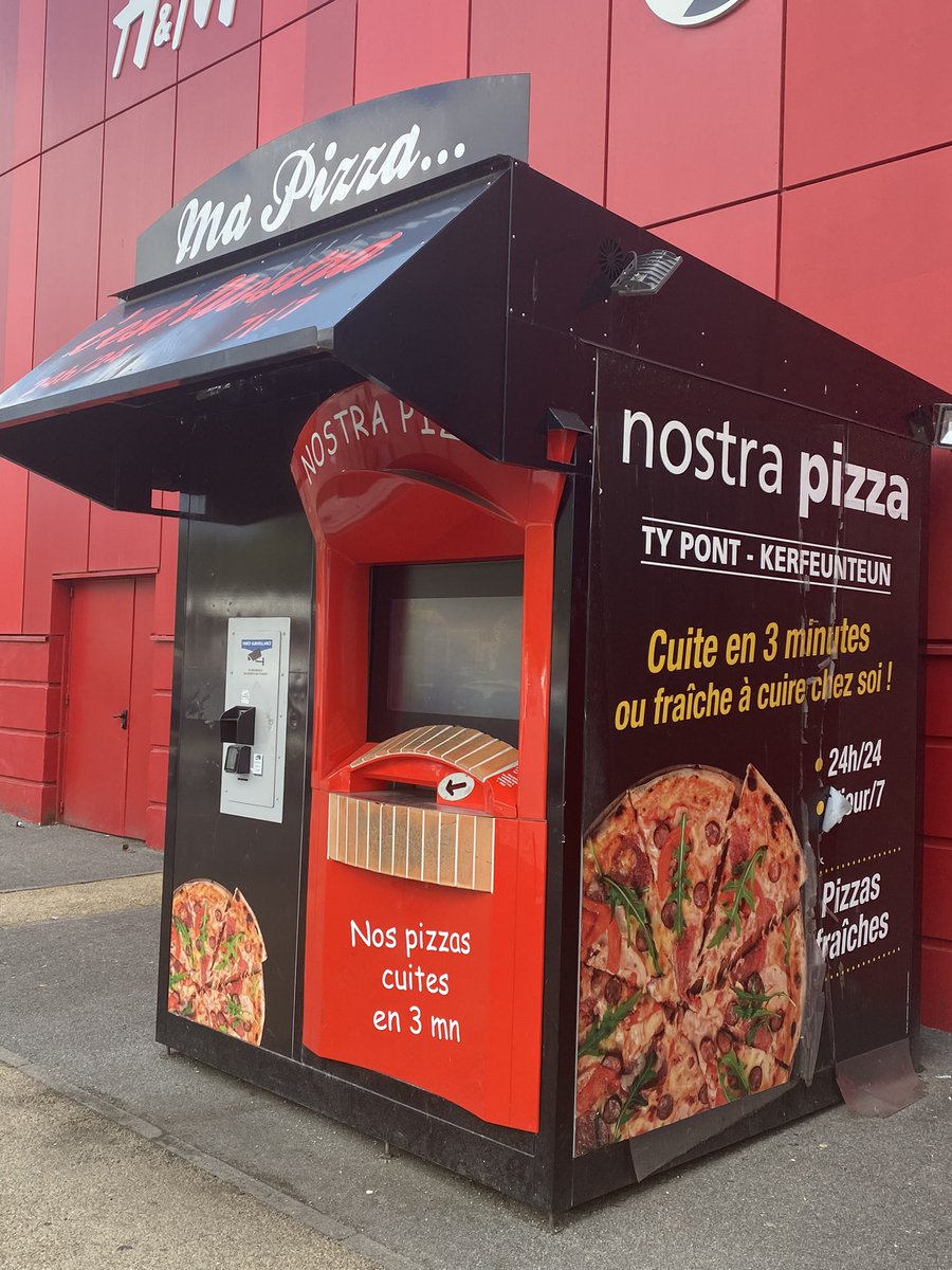 QbFood's tweet photo. Pizza vending machine in France…… Would it take off in England? 🤔 https://t.co/iKTY3X23Y0