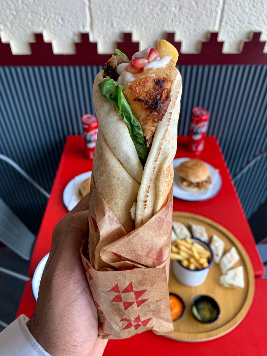 شاورما أڤينيو 🤩♥️
مطعم مميز متخصص في شاورما الدجاج على الفحم يستخدمون دجاج طازج أبدعو في "صمونة" شاورما دجاج مع بصل مكرمل وبطاطس وصوص تقدم بالخبز المصري مقمرة والحشوة راهية سعرها ٨ ﷼ وخصم ١٥٪ لمدة ٣ أيام بالفرع الجديد لطلبات الاستلام والمحلي فقط
📍حي الوادي - طريق عثمان بن عفان