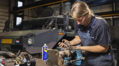 ComMatEnIT's tweet photo. De nieuwe Materieelgezien is uit. In deze editie lees je meer over; Midlife Update Fennek in nieuwe fase, een interview met de bedenker van de Hull Vane en meer! Benieuwd? 👉Check: https://t.co/rpy78YUFeA https://t.co/FKSlrBQio8