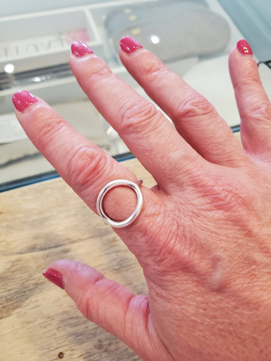 AccinelliAndrea's tweet photo. Last Wednesday, this ring didn't fit on this finger. Now it does!
#7dayreset
#weightloss
#joy https://t.co/NpjLoQf02E