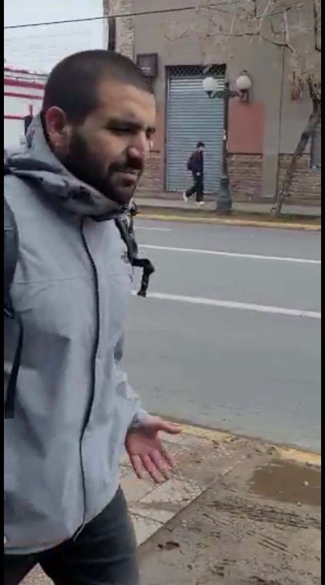 Denunciamos a este sujeto acaba de atacar con golpes de pies y puño a brigadistas mujeres en Barrio Santa Isabel, además robo su material de campaña. <a href="/Carabdechile/">Carabineros de Chile</a> <a href="/ServelChile/">Servicio Electoral</a> <a href="/Amarillos_Chile/">Amarillos</a> 
#rechazo #ViolenciaDeGenero