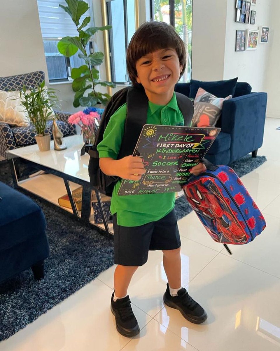 despiertamerica's tweet photo. ¡Qué alegría! Así fue el primer día de clases de #Mikele, el pequeño de @LINDSAYDEPORTES 🤩 🎒 ✏️ https://t.co/Qc7d6Ye7aG
